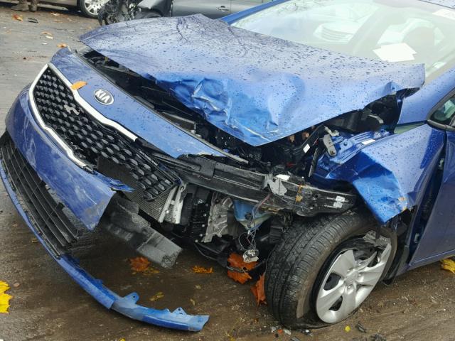 3KPFK4A70HE129222 - 2017 KIA FORTE LX BLUE photo 9