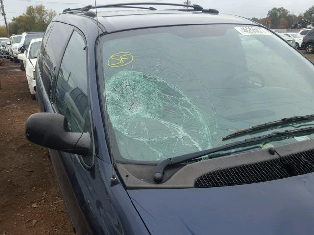 2C8GP44R84R522699 - 2004 CHRYSLER TOWN & COU BLUE photo 9