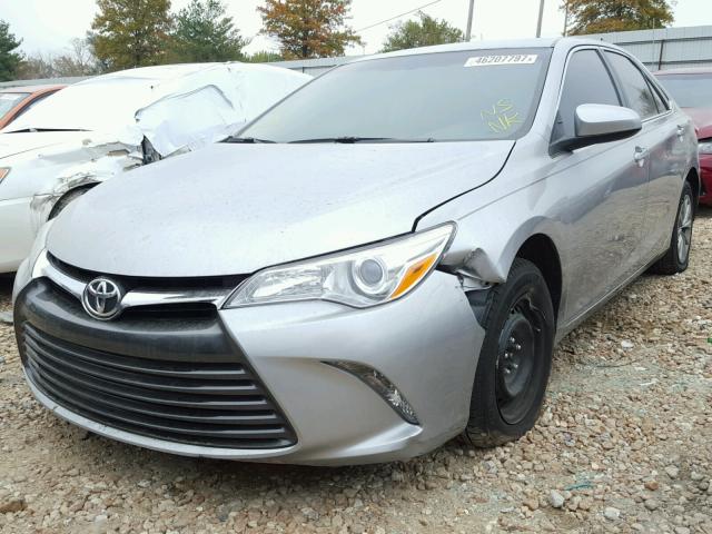 4T1BF1FK2HU325772 - 2017 TOYOTA CAMRY LE ვერცხლისფერი ფოტო 2