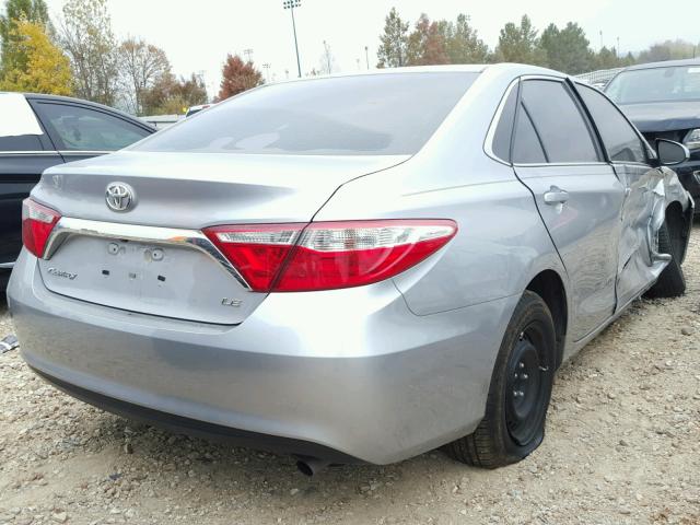 4T1BF1FK2HU325772 - 2017 TOYOTA CAMRY LE ვერცხლისფერი ფოტო 4