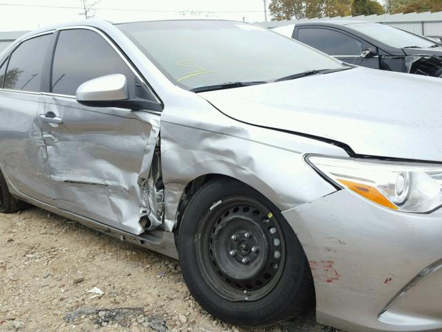 4T1BF1FK2HU325772 - 2017 TOYOTA CAMRY LE SILVER photo 9