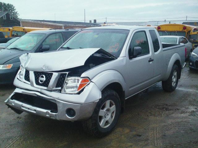 1N6AD06W56C425593 - 2006 NISSAN FRONTIER K SILVER photo 2