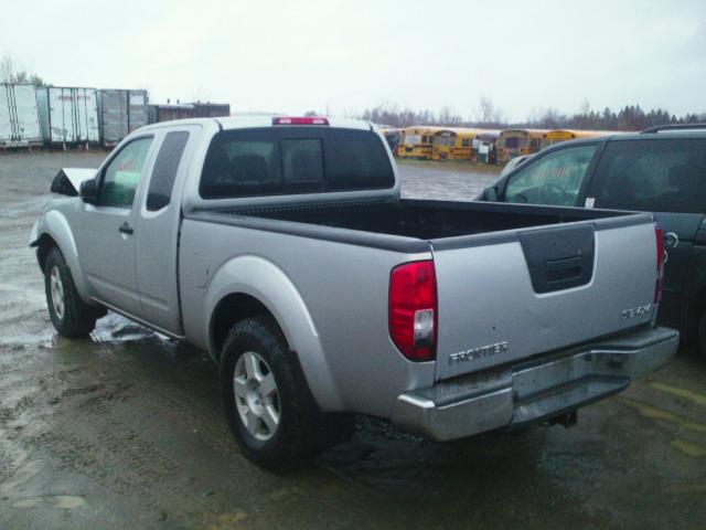 1N6AD06W56C425593 - 2006 NISSAN FRONTIER K SILVER photo 3