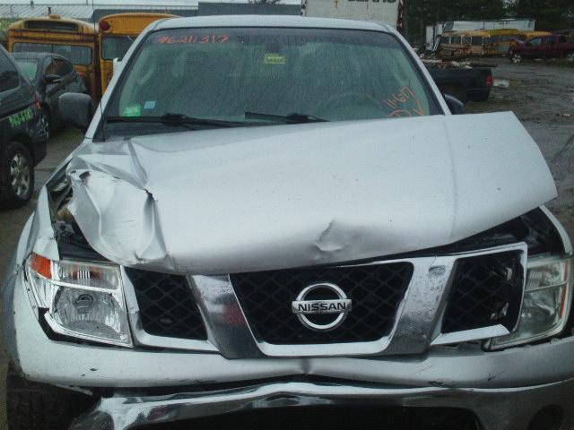 1N6AD06W56C425593 - 2006 NISSAN FRONTIER K SILVER photo 7