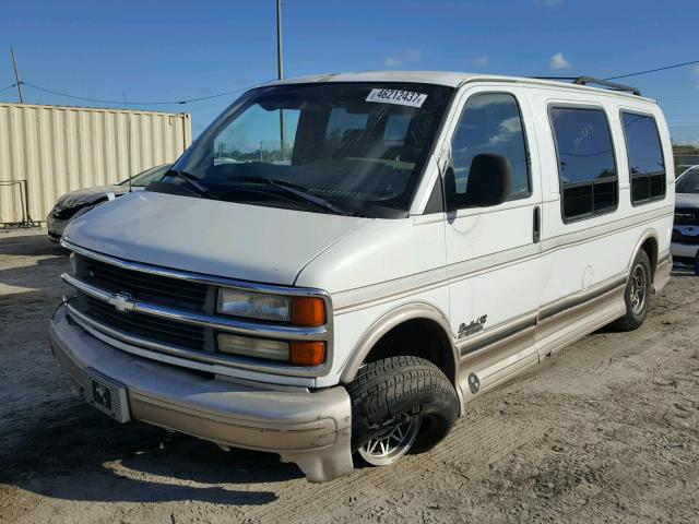 1GBFG15R7V1082608 - 1997 CHEVROLET EXPRESS G1 WHITE photo 2