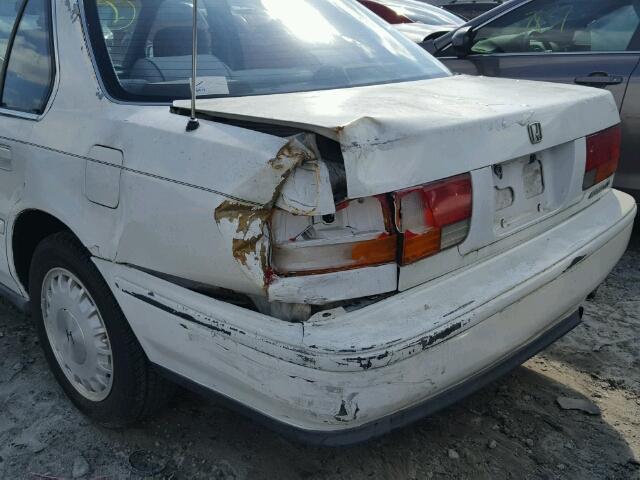 1HGCB7654NA076570 - 1992 HONDA ACCORD LX WHITE photo 9