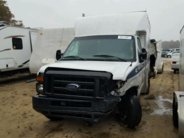 1FDSE35L89DA89557 - 2009 FORD ECONOLINE WHITE photo 2