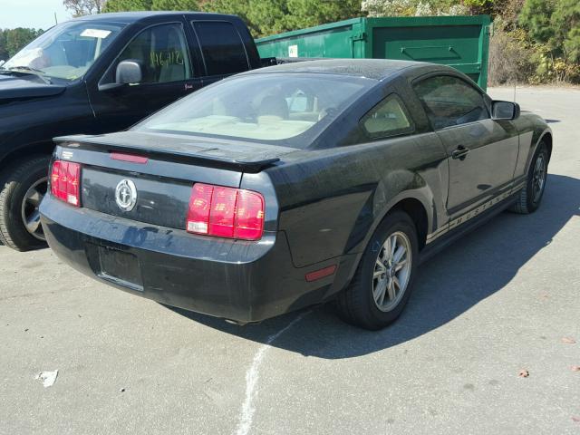 1ZVHT80N685105528 - 2008 FORD MUSTANG BLACK photo 4