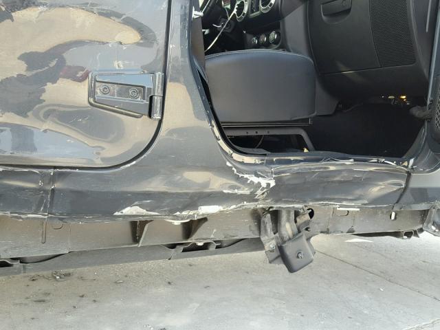 1C4BJWEG5GL338243 - 2016 JEEP WRANGLER U GRAY photo 9