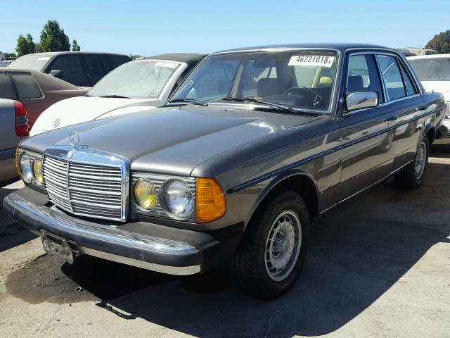 WDBAB23A3CB293754 - 1982 MERCEDES-BENZ 240 D CHARCOAL photo 2