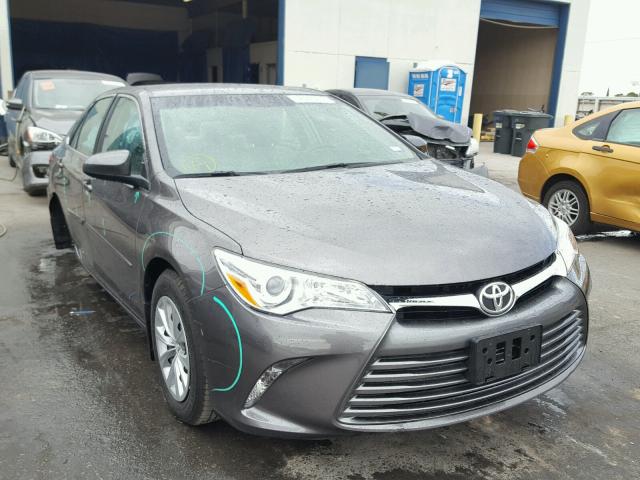 4T1BF1FK6HU410727 - 2017 TOYOTA CAMRY LE ნაცრისფერი ფოტო 1