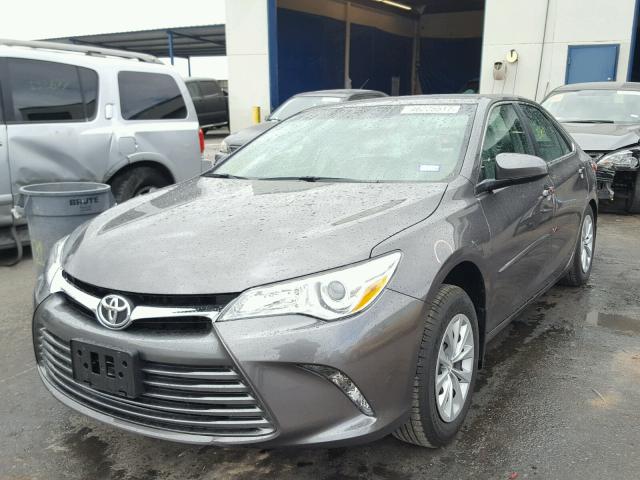 4T1BF1FK6HU410727 - 2017 TOYOTA CAMRY LE ნაცრისფერი ფოტო 2