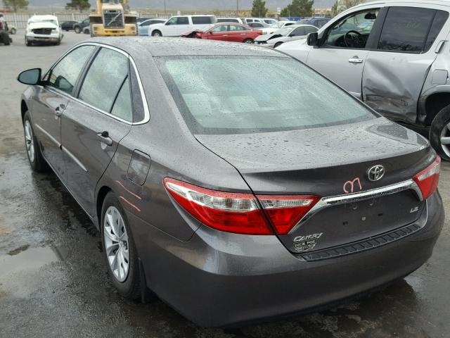 4T1BF1FK6HU410727 - 2017 TOYOTA CAMRY LE ნაცრისფერი ფოტო 3