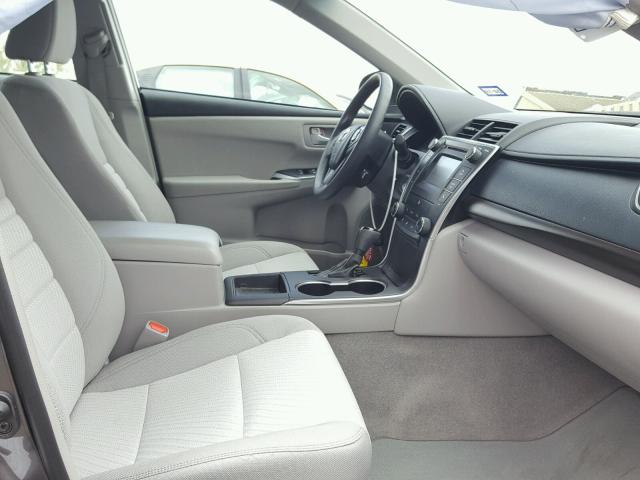 4T1BF1FK6HU410727 - 2017 TOYOTA CAMRY LE ნაცრისფერი ფოტო 5