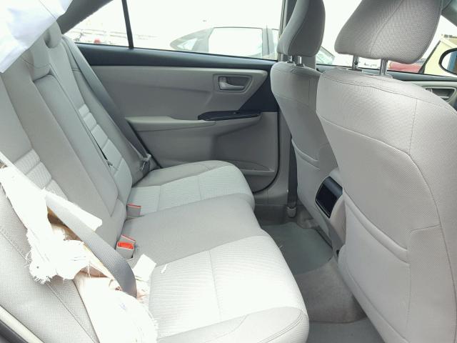 4T1BF1FK6HU410727 - 2017 TOYOTA CAMRY LE ნაცრისფერი ფოტო 6