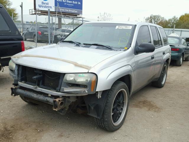 1GNDS13S252183869 - 2005 CHEVROLET TRAILBLAZE SILVER photo 2