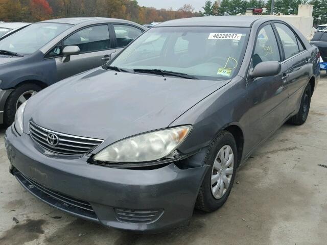 4T1BE32K25U537409 - 2005 TOYOTA CAMRY LE GRAY photo 2