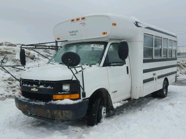 1GBJG31U471107595 - 2007 CHEVROLET EXPRESS G3 WHITE photo 2