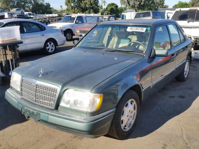 WDBEA32E2SC208720 - 1995 MERCEDES-BENZ E 320 BASE GREEN photo 2