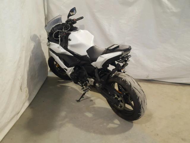 JKAEXEJ13HDA00775 - 2017 KAWASAKI EX650 J WHITE photo 3