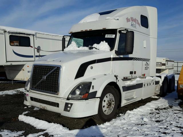 4V4NC9TG05N387271 - 2005 VOLVO VN WHITE photo 2