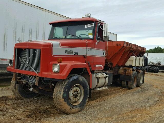 4VHSCBPE5XN519199 - 1999 VOLVO ACL RED photo 2