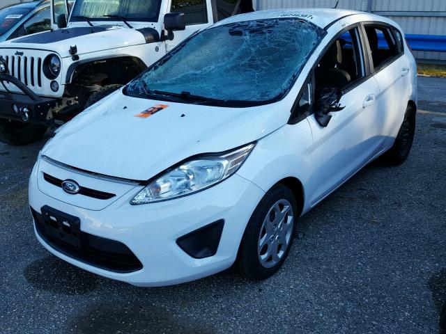 3FADP4EJ4DM167718 - 2013 FORD FIESTA SE WHITE photo 2