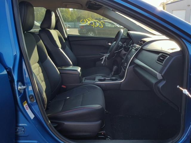 4T1BF1FK0HU718878 - 2017 TOYOTA CAMRY LE ლურჯი ფოტო 5