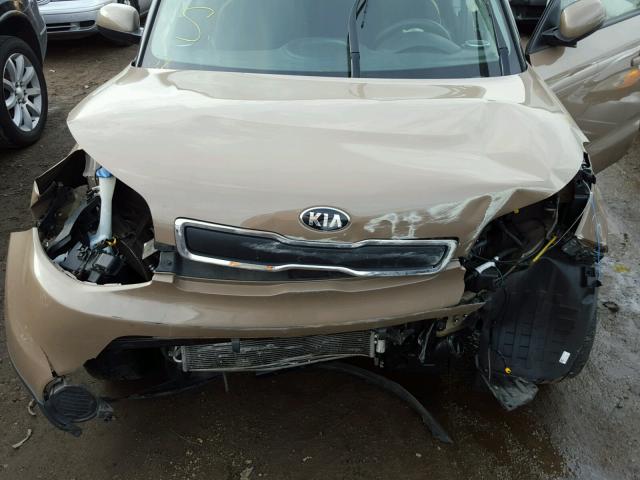 KNDJN2A26F7170302 - 2015 KIA SOUL BROWN photo 7