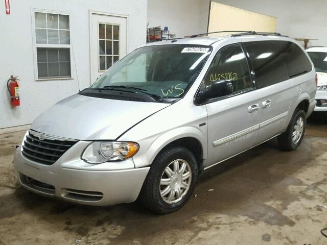 2A4GP54L77R273202 - 2007 CHRYSLER TOWN & COU SILVER photo 2