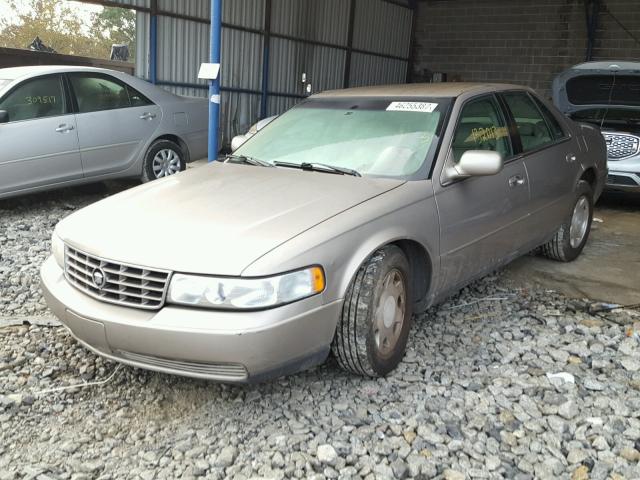 1G6KS54Y21U137101 - 2001 CADILLAC SEVILLE SL GOLD photo 2