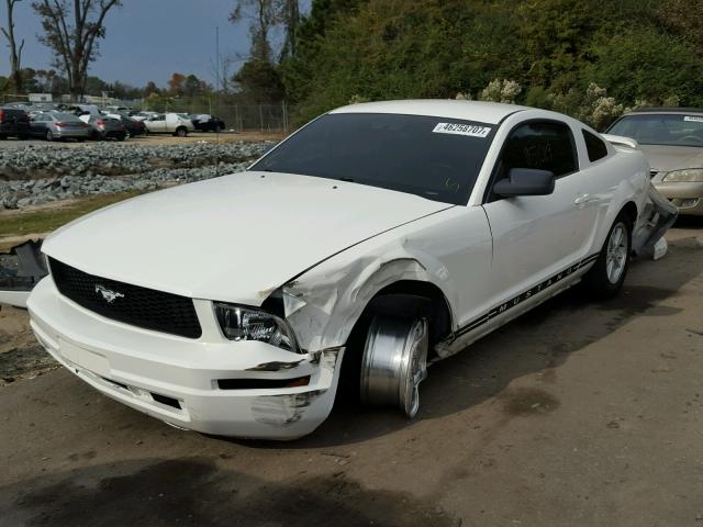 1ZVFT80N165240047 - 2006 FORD MUSTANG WHITE photo 2