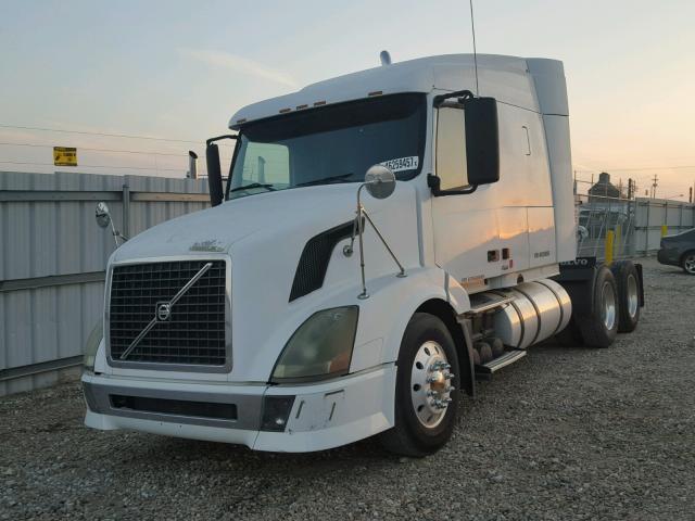 4V4NC9GG14N358998 - 2004 VOLVO VN WHITE photo 2