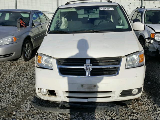 2D4RN5D12AR210232 - 2010 DODGE GRAND CARA WHITE photo 9