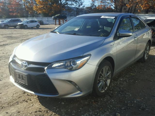 4T1BD1FK6FU167682 - 2015 TOYOTA CAMRY HYBR SILVER photo 2