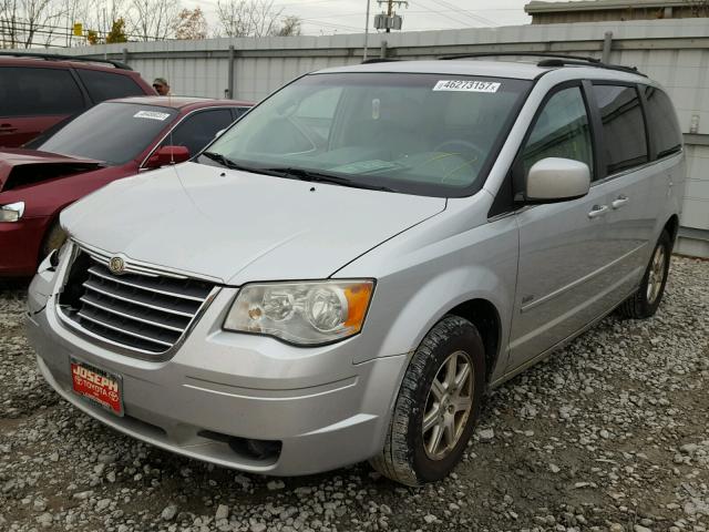 2A8HR54P58R709319 - 2008 CHRYSLER TOWN & COU SILVER photo 2