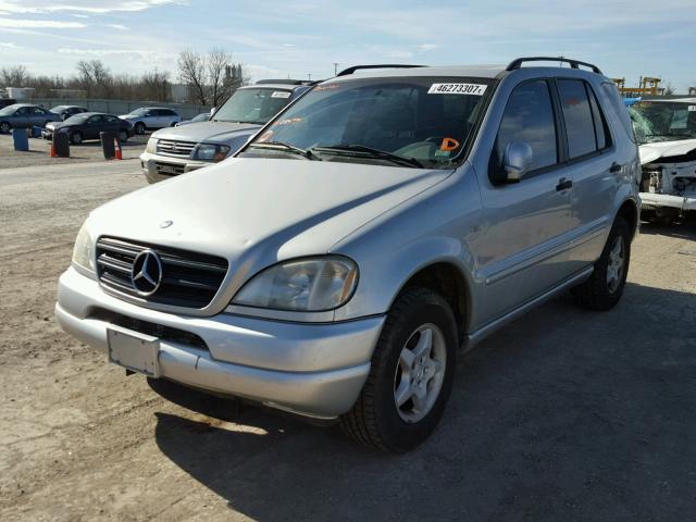 4JGAB54E9XA054771 - 1999 MERCEDES-BENZ ML 320 SILVER photo 2