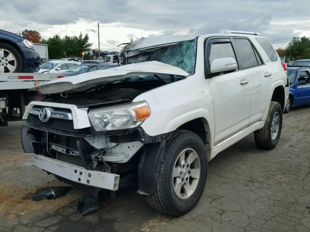 JTEBU5JR2B5038743 - 2011 TOYOTA 4RUNNER SR WHITE photo 2