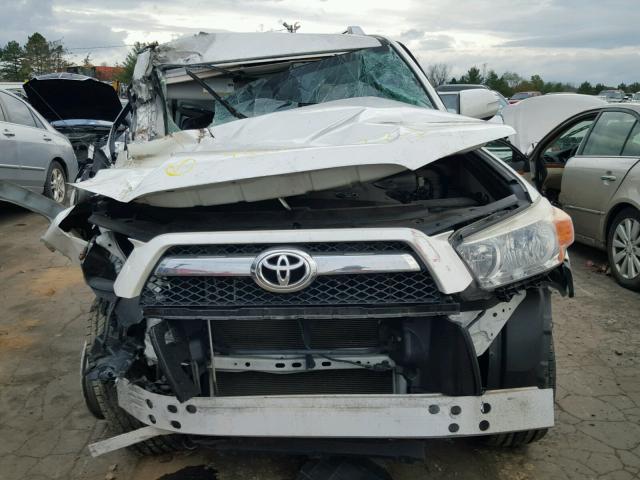 JTEBU5JR2B5038743 - 2011 TOYOTA 4RUNNER SR WHITE photo 9