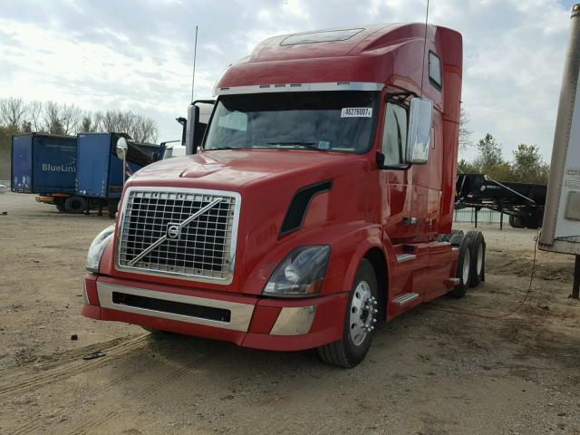 4V4NC9TG4AN284252 - 2010 VOLVO VN RED photo 2