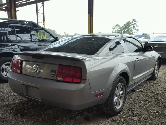 1ZVHT80N695144752 - 2009 FORD MUSTANG GRAY photo 4