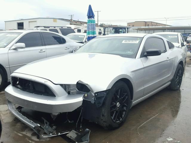 1ZVBP8AM9E5303824 - 2014 FORD MUSTANG SILVER photo 2