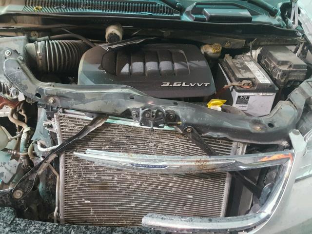 2A4RR8DG5BR713174 - 2011 CHRYSLER TOWN & COU SILVER photo 7