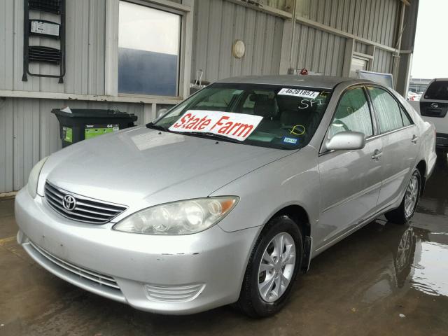 4T1BF32K75U598395 - 2005 TOYOTA CAMRY GRAY photo 2