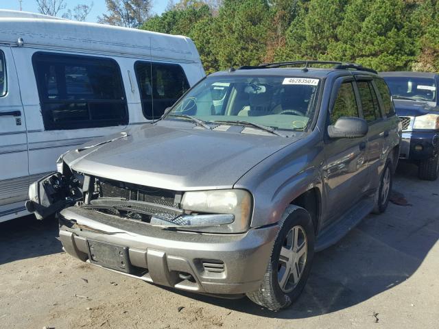 1GNDT13S752291515 - 2005 CHEVROLET TRAILBLAZE SILVER photo 2