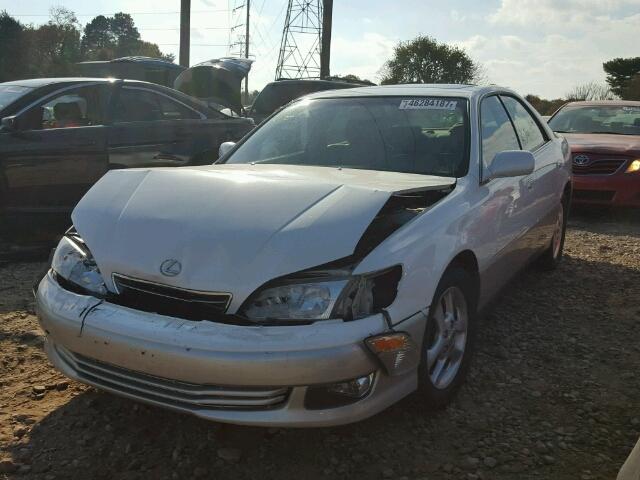 JT8BF28G710306567 - 2001 LEXUS ES 300 WHITE photo 2