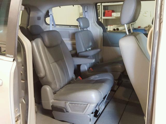 2A4RR5DX2AR254134 - 2010 CHRYSLER TOWN & COU SILVER photo 6