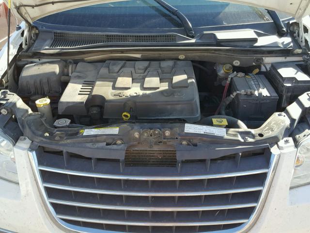 2A8HR64X38R688282 - 2008 CHRYSLER TOWN & COU WHITE photo 7