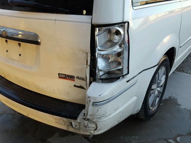 2A8HR64X38R688282 - 2008 CHRYSLER TOWN & COU WHITE photo 9