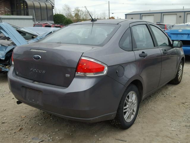 1FAHP3FN8AW266079 - 2010 FORD FOCUS SE GRAY photo 4